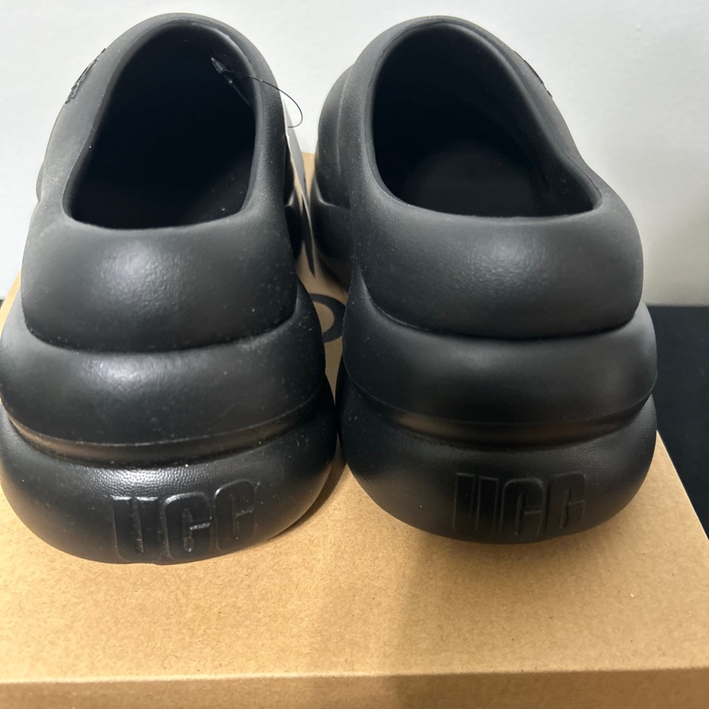 UGG Sport Yeah Clog . Black color. Size 9